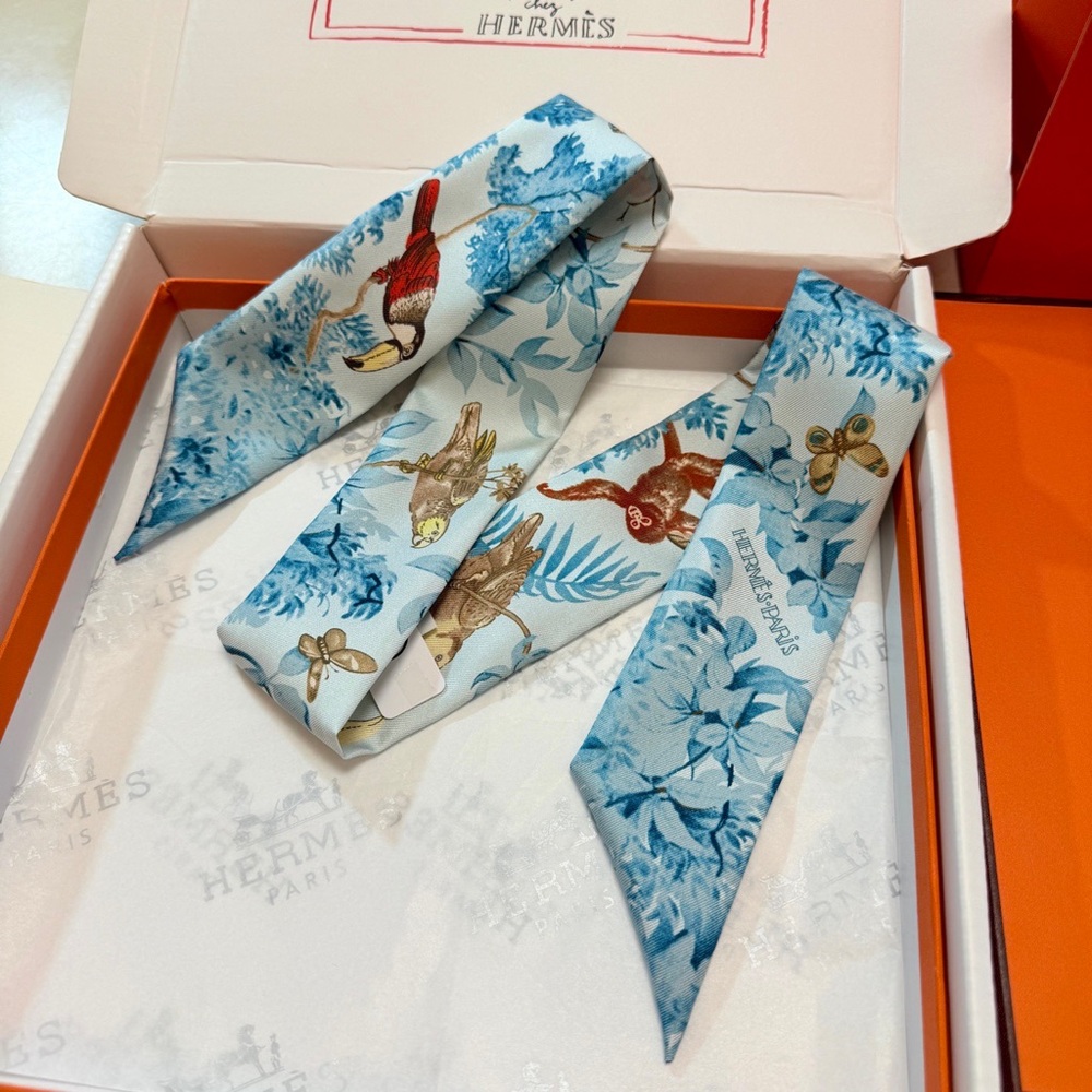Hot Viral Hermès "Toucan & Floral" Blue Silk Twilly Scarf - Picture 7 of 7
